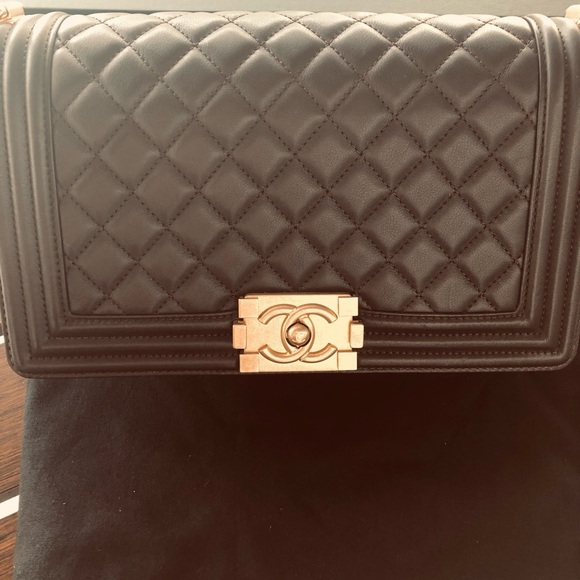 New CHANEL  Quilted Medium Boy Flap Shoulder Bag with Gold Chain. - Picture 12 of 13